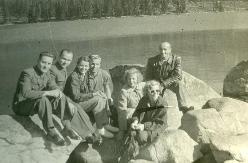 KKE 2311.jpg - Fot. Wycieczka. Od lewej: pierwszy Witold Kołakowski – tata Janusza Kołakowskiego, Czechosłowacja - Strypskiepleso, 1951 r.